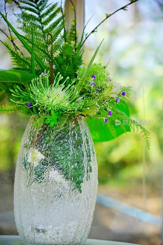 花瓶里的人造植物