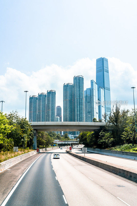 香港城市前面的柏油路