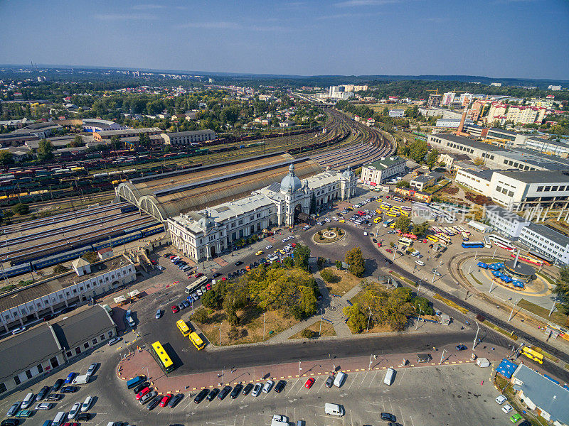 带屋顶的利沃夫火车站。公共交通:公共汽车、电车、火车。