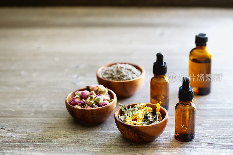 木碗和吸管瓶中的干药草:芳香疗法的概念