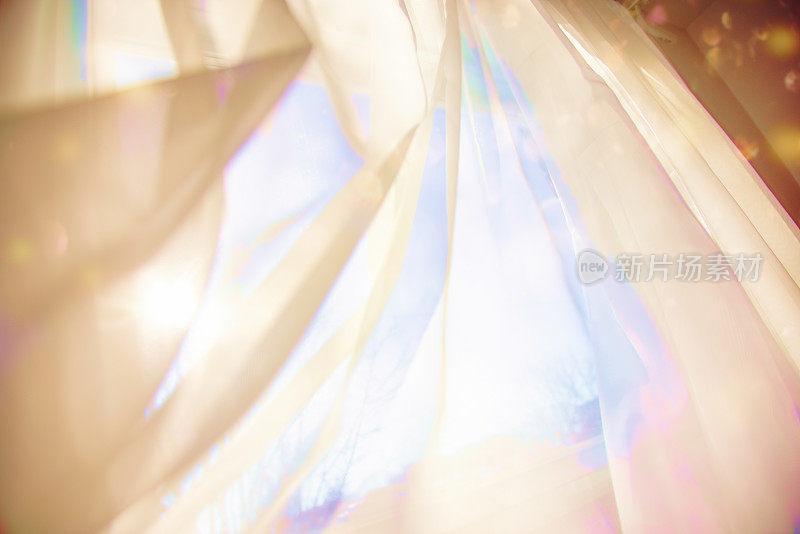 动态半透明的窗帘背景在风中移动，色彩活泼柔和