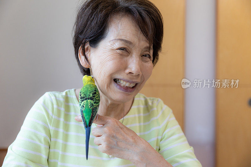 老女人和宠物鸟玩