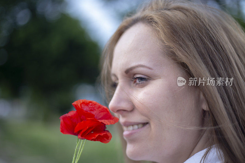 女人拿着罂粟，普通的罂粟，红色的花