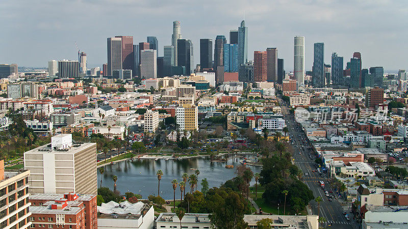 麦克阿瑟公园和市中心洛杉矶天际线-空中