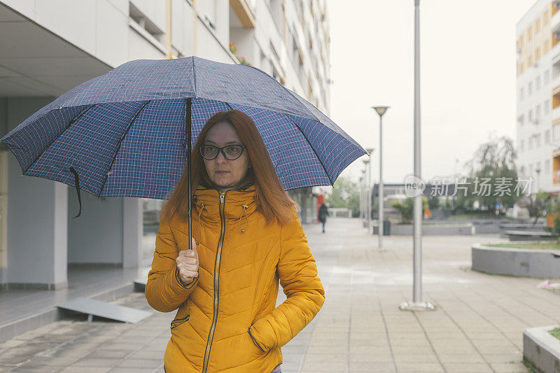 雨中的城市