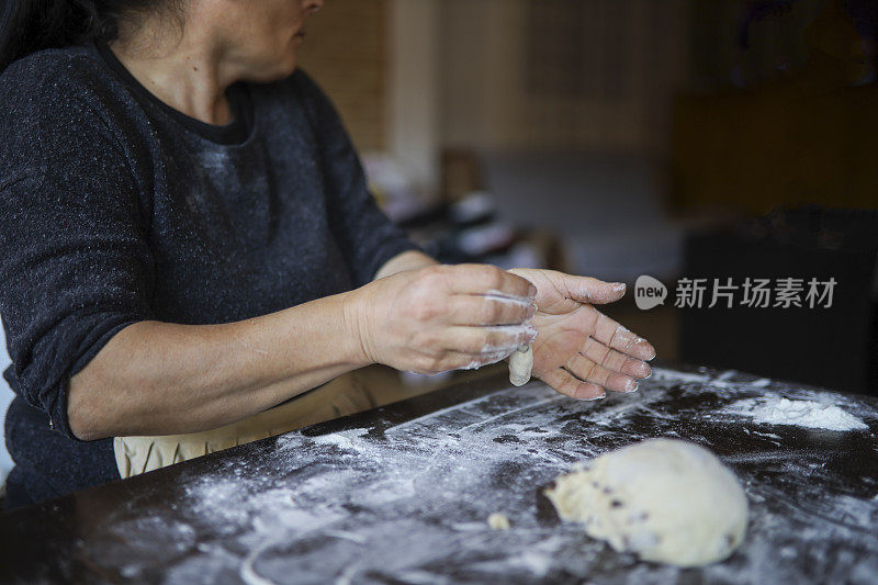 糖果师揉制面团