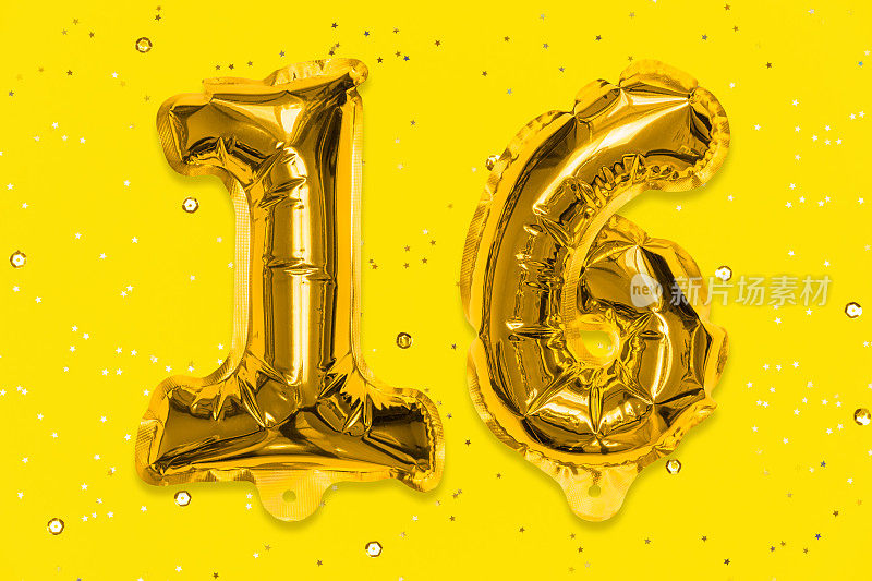 气球上的数字用金箔做成，数字16在黄色背景上用亮片装饰。