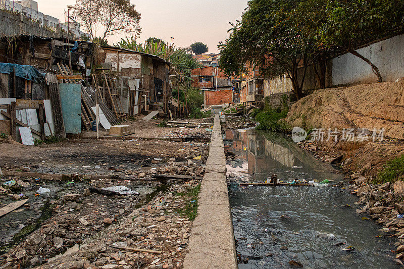 巴西贫民窟的露天下水道