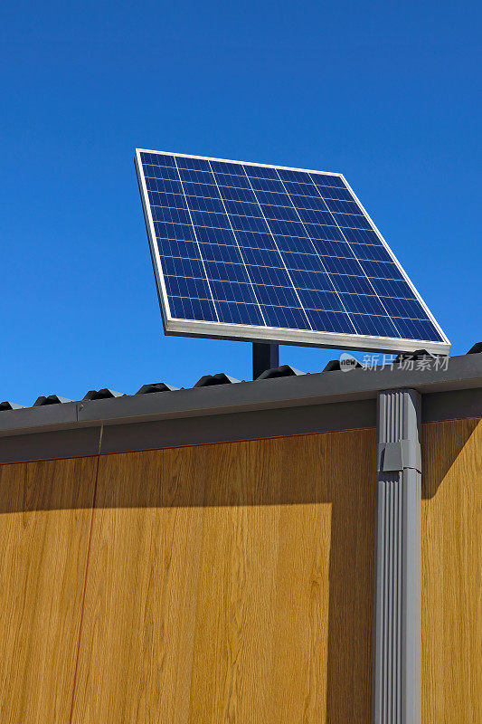 建筑物或公交车站的太阳能电池板。清洁能源。生态。