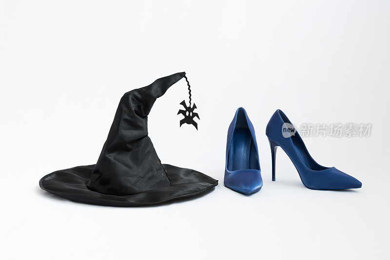 女巫帽和蓝色高跟鞋。女巫出现的概念。恶灵的属性