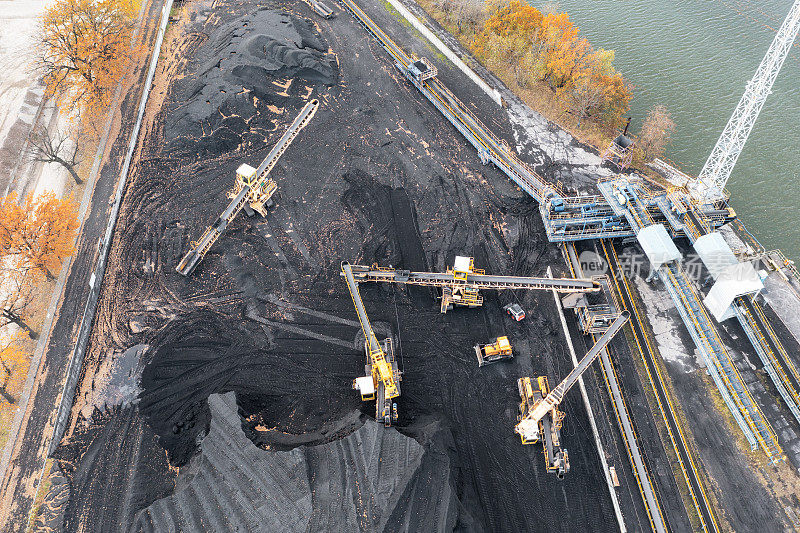 煤炭码头的区域，有煤堆和再生器。通过挖掘机和皮带输送机装卸煤炭。火力发电厂的煤炭储量。从上面的观点