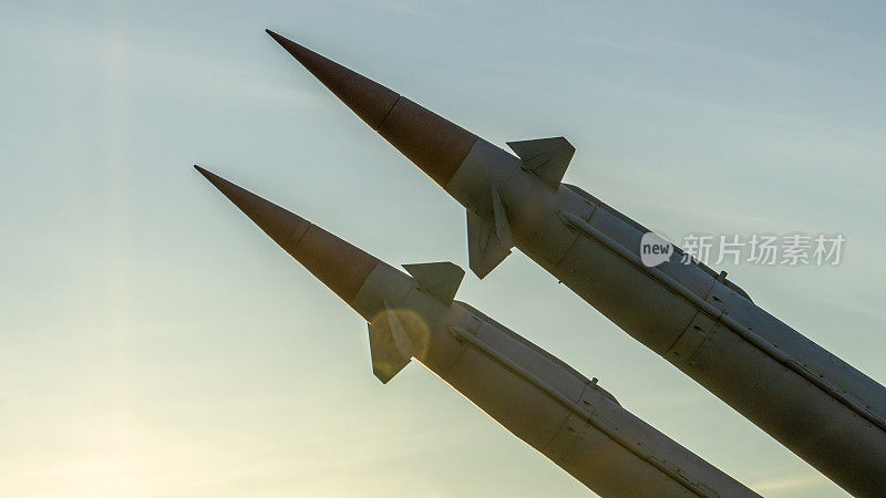 两枚战斗导弹瞄准天空。蓝色背景上的旧弹道导弹发射器。
