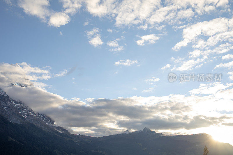 欧洲阿尔卑斯山上日出的美景