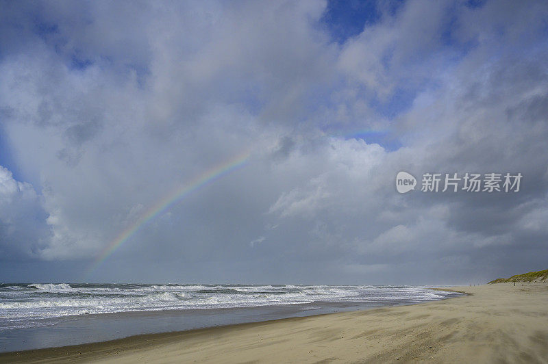 彩虹在海滩上的特塞尔岛在瓦登海地区