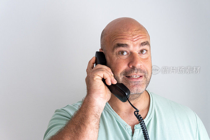 白人男子在电话听筒上讲话