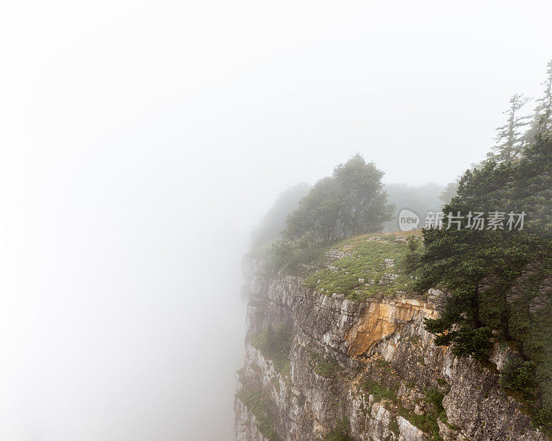 雾中的克鲁・杜・范峡谷的悬崖边缘