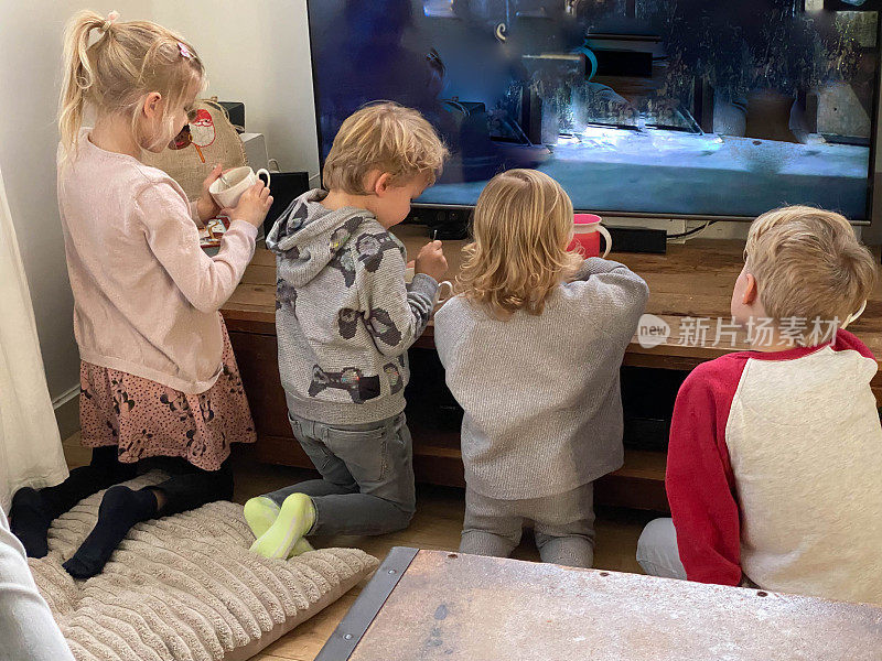 圣诞老人的孩子们在看电视