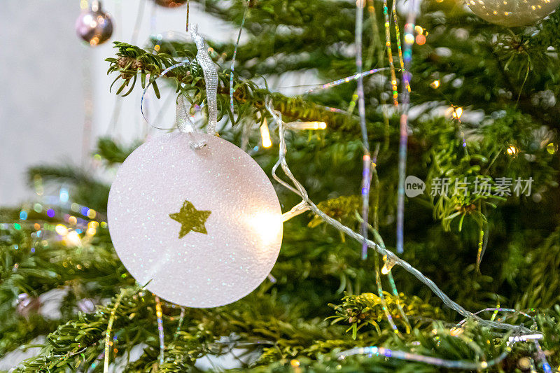 亮晶晶的圣诞舞会和圣诞装饰品，在12月的圣夜，让节日和装饰的神圣之夜降临，用传统装饰来庆祝圣诞节，挂饰和欢乐的装饰