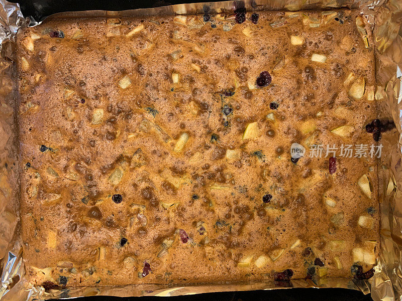 水果蛋糕苹果蓝莓黑醋栗派圣诞蛋糕抽象图案食品背景棕色纹理烤盘薄片蛋糕特写平铺