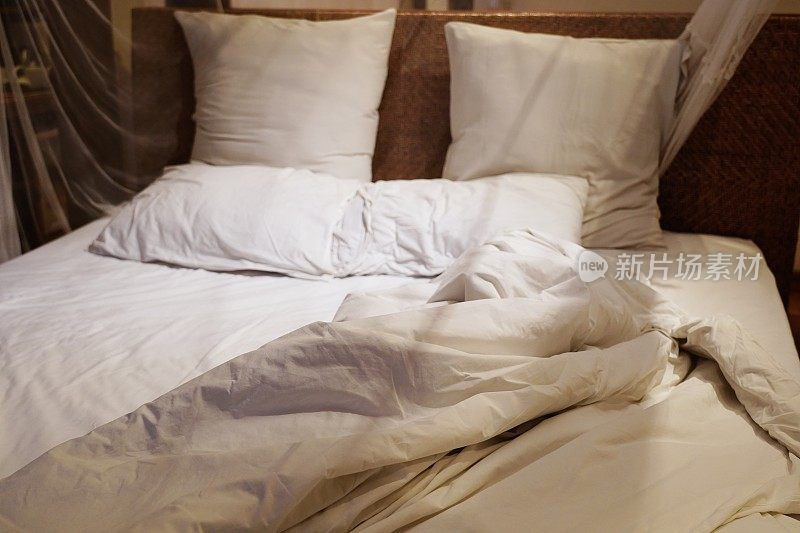 睡醒后的床垫、毯子和枕头