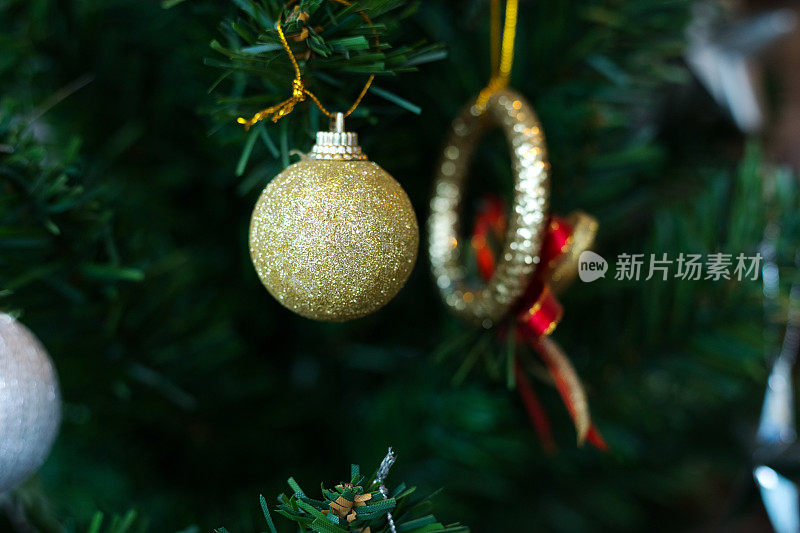 圣诞树上的金色圣诞球