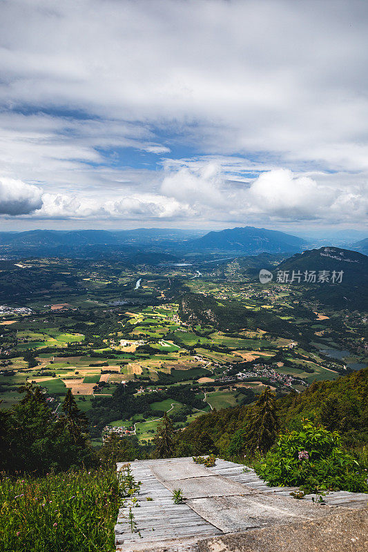 在法国埃因和萨瓦省边界的Bugey山，夏天的时候，在阿尔卑斯绿色牧场的发射台上进行滑翔伞飞行