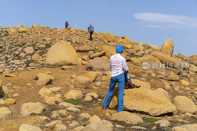 游客在冰岛Kerlingarfjoll山脉的Hveradalir地热地区。