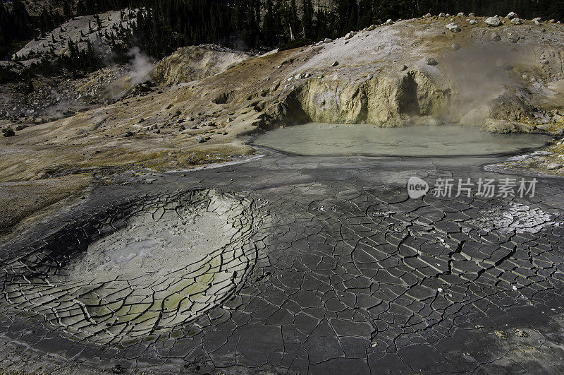 加州拉森火山国家公园的地狱地带。喀斯喀特山脉的一部分。滚泉湖旁的干温泉。干燥的泥形成裂缝。