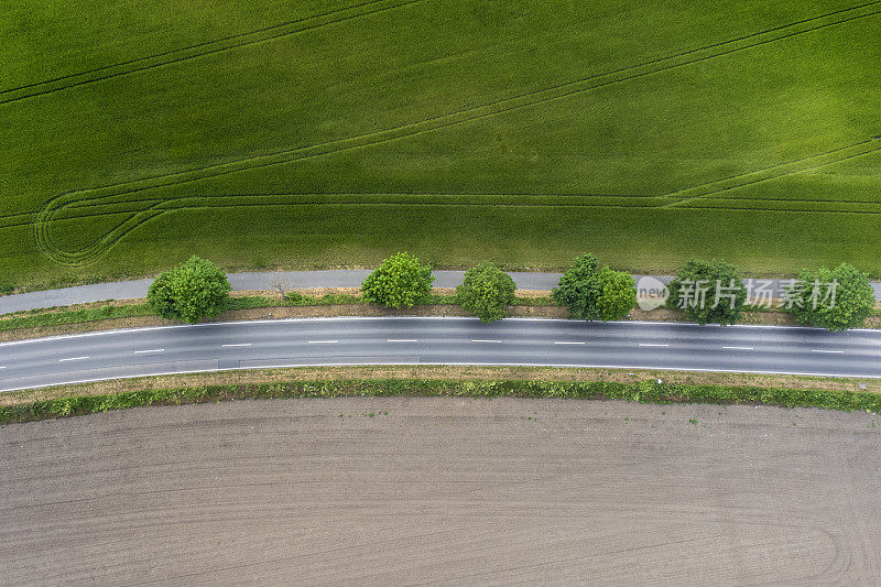 乡间公路穿过农业区，鸟瞰图