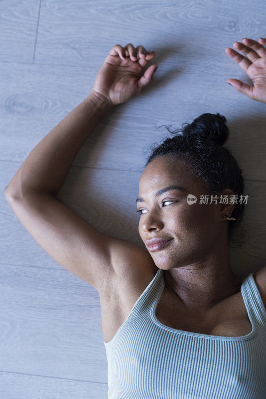一位非洲裔妇女在她的健身房里做瑜伽