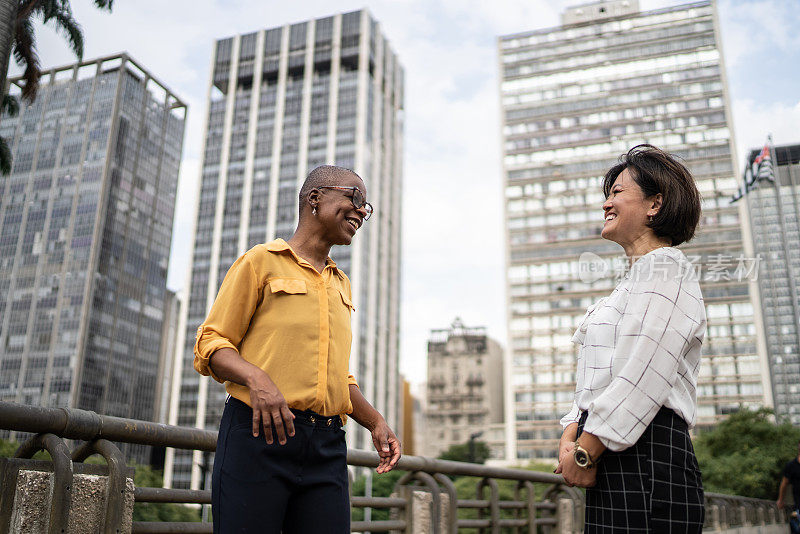 成熟的女商人在城市里说话