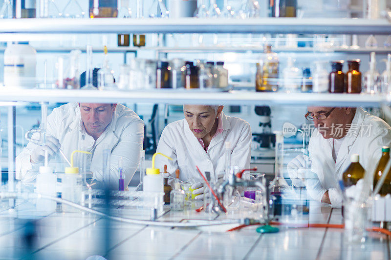 科学家们在实验室里研究抗病毒药物。