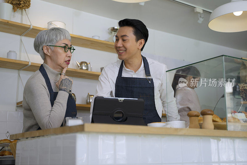 企业家和团队在烘焙和咖啡café。