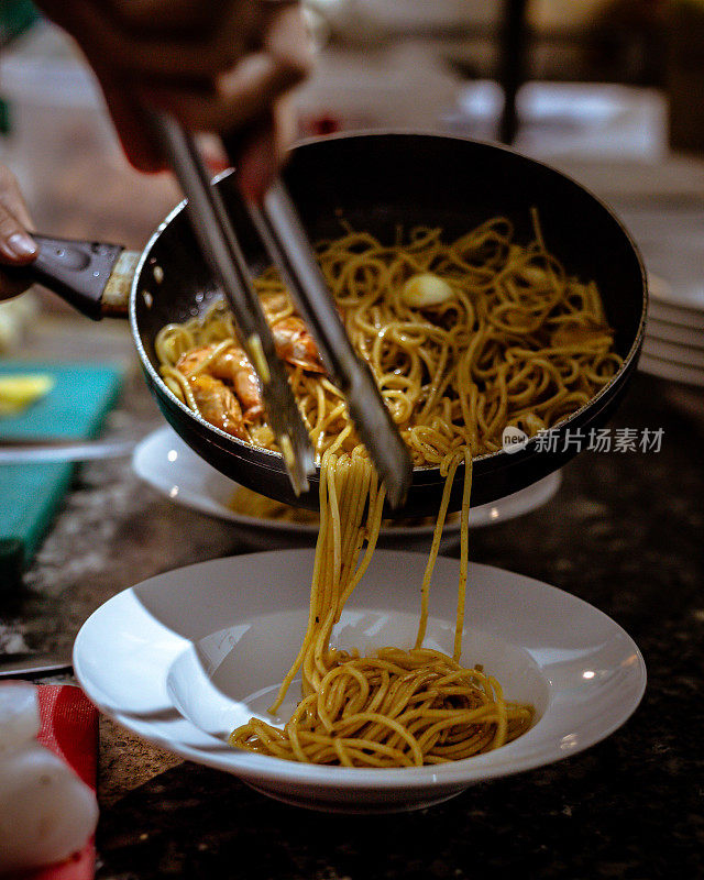 芝士牛排配牛肉，花椰菜，土豆片，马苏里拉奶酪