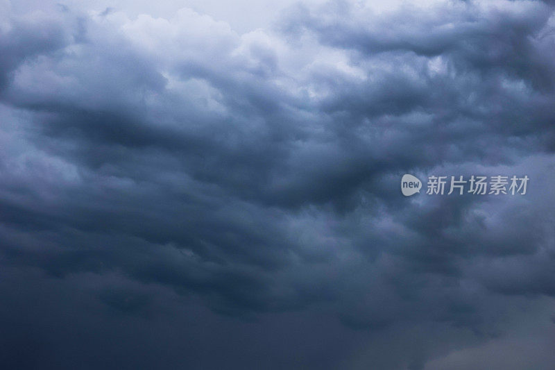 天空布满了雷雨