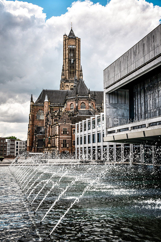 荷兰阿纳姆的圣尤西比乌斯教堂和美丽的市政厅喷泉