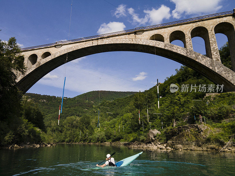 在渡江的桥下练习皮划艇