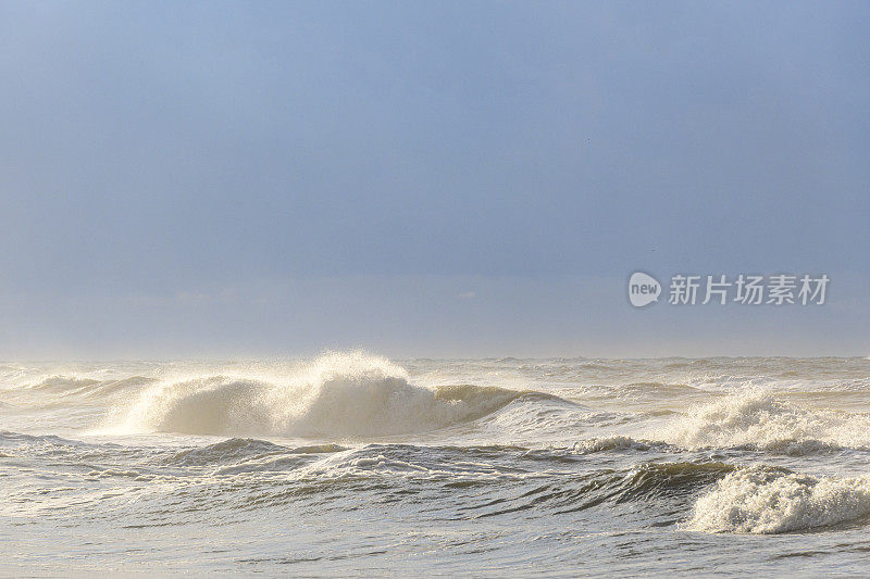 瓦登海区特塞尔岛海滩上的海浪