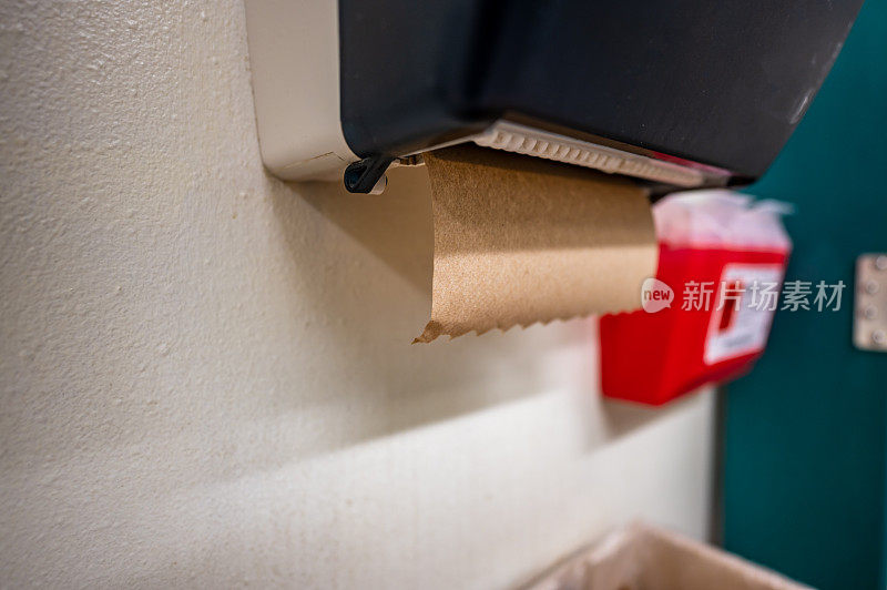 有选择地集中在洗手间的纸巾机上，用来在洗手后擦干手。