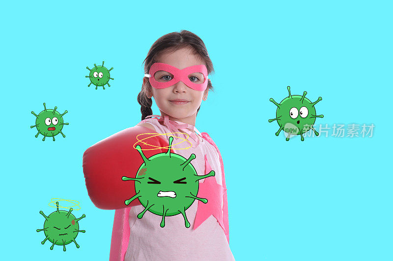 可爱的小女孩穿着超级英雄服装，戴着拳击手套，在绿松石色的背景下对抗病毒