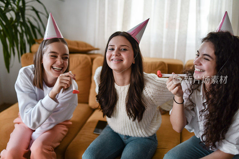 女性与朋友庆祝生日聚会