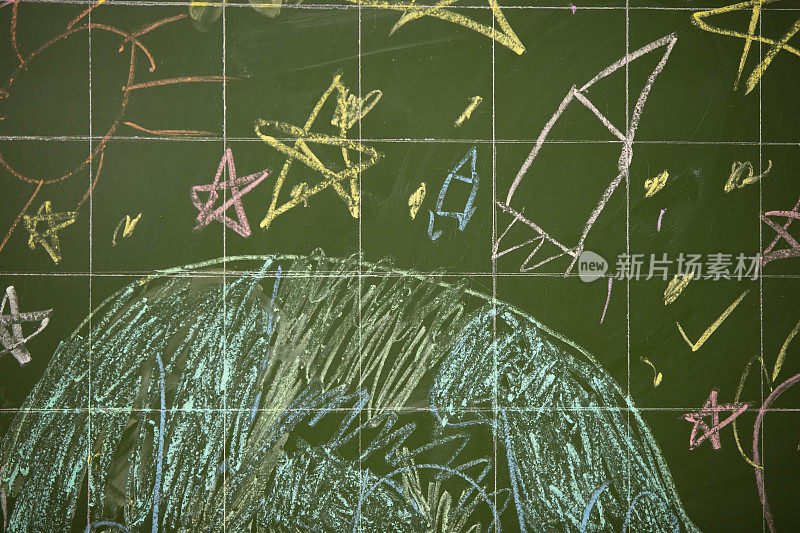 孩子们用粉笔画在学校的绿化板上。