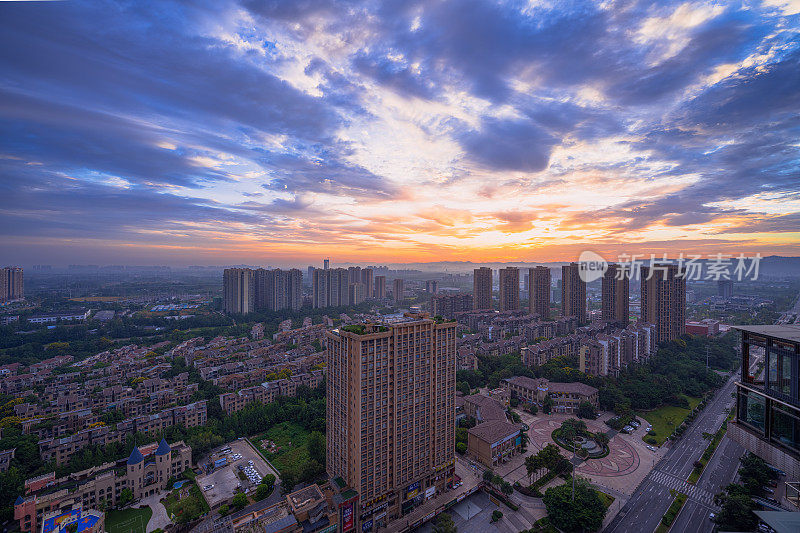 清晨，成都市上空乌云密布