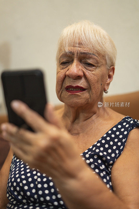 奶奶在家时用手机