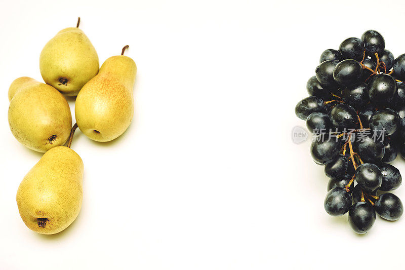 成熟的美味的黄梨和白色的黑葡萄甜