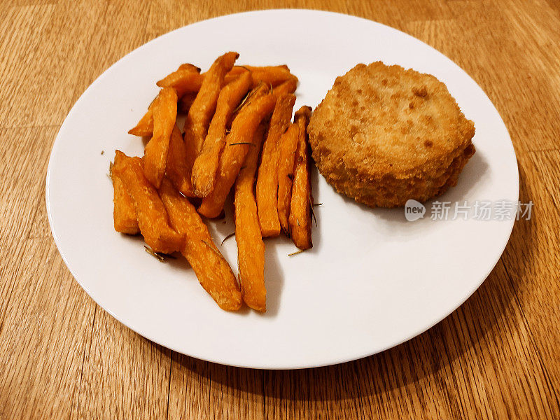 烹饪吃鳕鱼黑线鳕鱼饼与甘薯在格拉斯哥苏格兰英格兰英国