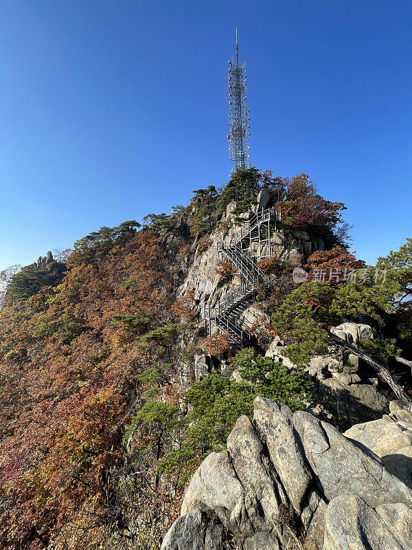 秋天山上徒步旅行