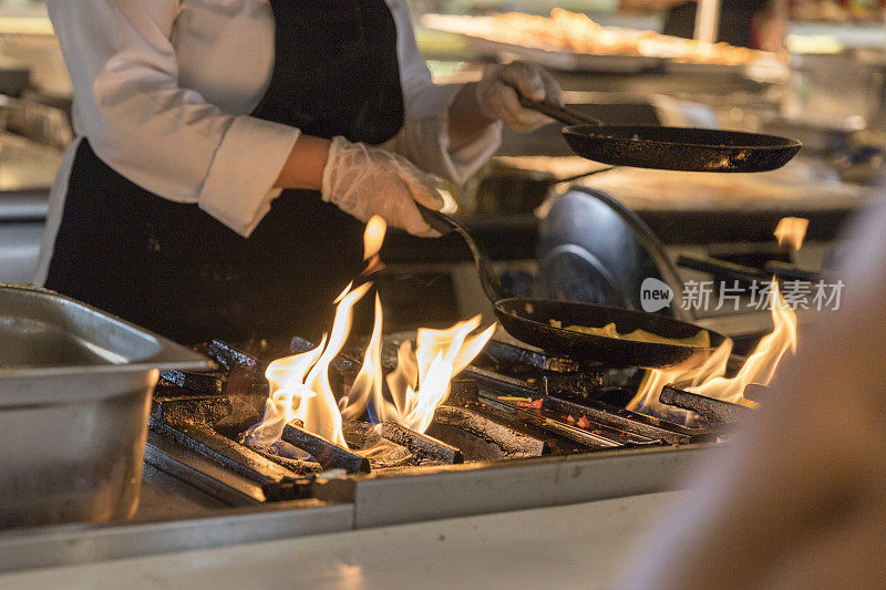 专业厨师在餐厅厨房室内燃烧食物