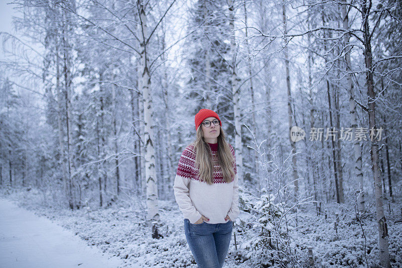 可爱的女人喜欢在寒冷的冬天，下雪天散步