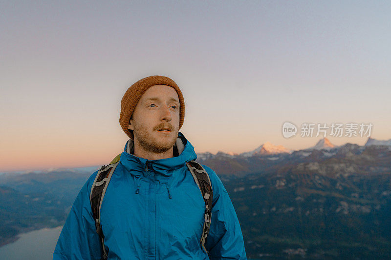 男子徒步旅行在瑞士阿尔卑斯山的背景